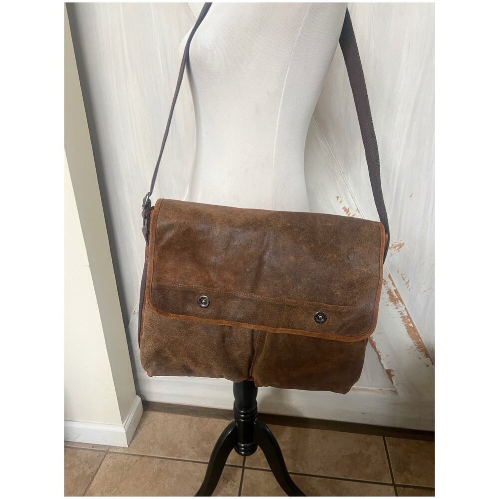 Wilson’s Leather Genuine Leather Messenger Back Large Brown Snap Button